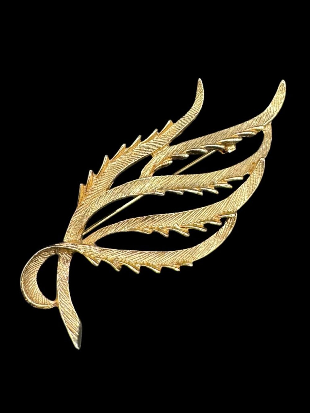 Vintage Sarah 1960s Coventry Gold Tone Brooch Leaf Tailored Elegance